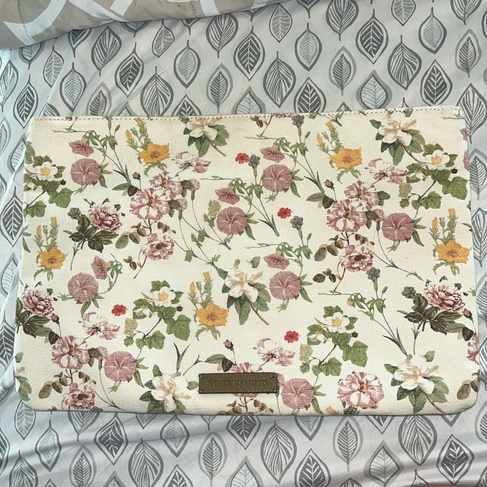 Vince Camuto floral Pattern Travel bag. Beige with yellow pink and red flowers